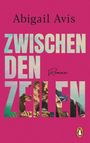 „Abigail Avis. ZWISCHEN DEN ZEILEN. Roman.“ Ein Paar, das sich küsst, im Hintergrund. Logo mit Pinguin unten rechts.
