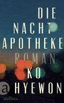 "Die Nachtapotheke" steht über bunten Lichtern. "Roman", "Ko Hyewon" und ein Logo von "aufbau" sind sichtbar.