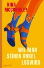 Titel: "NINA MCCONIGLEY" und "WIE MAN SEINEN ONKEL LOSWIRD". Illustration von blau-orangen Schuhen auf gelbem Hintergrund.