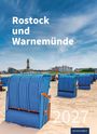 "Rostock und Warnemünde" und "2027". Strandkörbe am Sandstrand, Leuchtturm und Gebäude im Hintergrund. Klarer Himmel.
