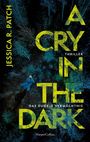 „A Cry in the Dark“, „Jessica R. Patch“, „Thriller“, „Das dunkle Vermächtnis“. Frau im blauen Mantel in einem dunklen Wald.