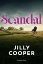 „Scandal“ in großen pinken Buchstaben, darunter „Roman“. Unten „Jilly Cooper“. Eine grünes Hügelpanorama mit Reiter.