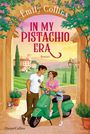 "Emily Collins: In My Pistachio Era. Roman." Ein Paar mit einem grünen Roller in mediterraner Umgebung, Katze daneben.