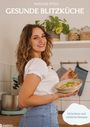 "NATALIJA STYLE GESUNDE BLITZKÜCHE. 50 leckere und einfache Rezepte." Eine lächelnde Frau in der Küche mit Nudelgericht.