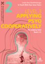 "LEVEL 3 APPLYING PSYQ COOPERATIVELY" steht in großen gelben Buchstaben. Drei spielende Kinder in rosa Silhouette.