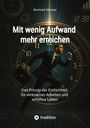 "Mit wenig Aufwand mehr erreichen." Ein Mann im Anzug rennt mit Aktentasche vor einer großen Uhr.