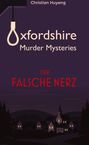 "Oxfordshire Murder Mysteries: Der falsche Nerz." Illustration: Dorf bei Nacht, dunkler Himmel, beleuchtete Fenster.