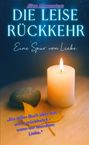 Die leuchtenden Worte „DIE LEISE RÜCKKEHR“ über einer brennenden Kerze; daneben ein Stein und ein Herbstblatt.