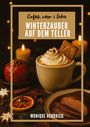 „Einfach, warm & lecker. Winterzauber auf dem Teller. Monique Hendrich.“ Getränk mit Sahne und Gebäck, Kerzen im Hintergrund.