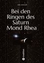 "Bei den Ringen des Saturn Mond Rhea" steht vor einem Sternenhintergrund. Oben links ein helles Licht und Saturnringe.