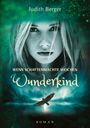 Titel: Wunderkind. Untertitel: Wenn Schattenmächte weichen. Autorin: Judith Berger. Gesicht eines Mädchens vor grünem Hintergrund.