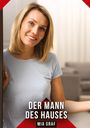 "DER MANN DES HAUSES" von MIA GRAF. Eine lächelnde Frau in einem hellblauen T-Shirt lehnt am Türrahmen.
