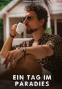 "Manuel García; Ein Tag im Paradies." Ein Mann trinkt Kaffee, trägt ein Leopardenhemd und Sonnenbrille.