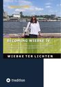 „BECOMING WIEBKE IV“, Tagebuch-Text über „Teilzeitfrau“. Eine Frau im weißen Hemd steht vor Wasser und Stadtansicht.