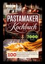 „Pastamaker Kochbuch, passend für die 7000 Series.“ Links: Penne, rechts: Spaghetti auf einem Holzbrett.