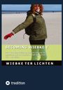 "Becoming Wiebke V" beschreibt ein Tagebuch einer trans Frau. Eine Person lächelt am Strand, trägt grüne Jacke, roten Handschuh.