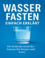 „WASSER FASTEN EINFACH ERKLÄRT. Die heilende Kraft des Fastens für Körper und Geist.“ Ein Glas Wasser auf blauem Hintergrund.