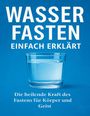 Text: "Wasserfasten einfach erklärt. Die heilende Kraft des Fastens für Körper und Geist." Klarglas mit Wasser auf blauem Hintergrund.