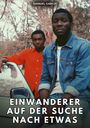 Oben steht "MANUEL GARCÍA". Unten: "EINWANDERER AUF DER SUCHE NACH ETWAS". Zwei Männer vor herbstlicher Kulisse.