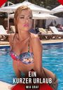 "Ein kurzer Urlaub. Mia Graf." Frau steigt aus Pool, trägt bunten Bikini, Hintergrund Liegen und Sonnenschirme am Poolrand.