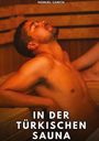 „MANUEL GARCÍA. IN DER TÜRKISCHEN SAUNA.” Ein Mann lehnt sich entspannt in einer hölzernen Sauna zurück.
