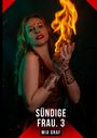 "Sündige Frau. 3, Mia Graf." Frau hält Flamme, mit Schmuck und verziertem Gesicht, in geheimnisvoller Atmosphäre.