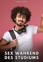 "Sex während des Studiums" und "Manuel García". Ein Mann mit Kopfhörern und Rucksack vor rosa Hintergrund.