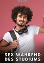 "Sex während des Studiums" steht in großen Buchstaben. Ein Mann mit lockigem Haar und Kopfhörern lächelt vor rosa Hintergrund.