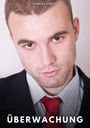 Oben: "MANUEL GARCÍA". Unten: "ÜBERWACHUNG". Ein Mann im Anzug mit ernstem Ausdruck und roter Krawatte.