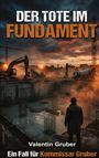 "DER TOTE IM FUNDAMENT. Valentin Gruber. Ein Fall für Kommissar Gruber." Ein Detektiv steht vor einer Baustelle bei Sonnenuntergang.