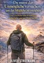 Text: "Du musst das Unmögliche versuchen, um das Mögliche zu erreichen. Eine Geschichte über Krankheit, Kampfgeist und das Weitermachen. OLIVER STROTMANN." Im Vordergrund steht ein Mann mit Rucksack und Wanderstöcken, der auf eine Berglandschaft blickt.