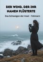 Ein Leuchtturm im Nebel. Eine Frau mit Kamera steht auf einem felsigen Ufer mit rauer See.