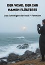"Der Wind, der ihr Namen flüsterte. Das Schweigen der Insel – Fehmarn." Eine Person fotografiert das Meer und einen Leuchtturm.