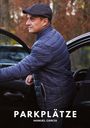 "PARKPLÄTZE" und "MANUEL GARCÍA" unten. Ein Mann in blauer Jacke öffnet die Autotür, herbstliche Bäume im Hintergrund.