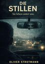 "Die Stillen. Sie leben unter uns. Oliver Strotmann." Jemand fährt bei Nacht, im Rückspiegel ein außerirdisches Gesicht.