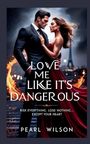Titel: "Love Me Like It's Dangerous". Untertitel: "Risk everything. Lose nothing... except your heart". Autor: Pearl Wilson. Ein Paar elegant gekleidet vor dunklem Hintergrund mit Flammen.