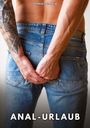MANUEL GARCÍA, ANAL-URLAUB. Ein tätowierter Mann von hinten greift mit beiden Händen seine Jeans.