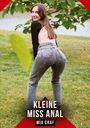 „KLEINE MISS ANAL“ und „MIA GRAF“ in Weiß auf Rot. Eine Frau im Freien, zurückgewandt, lächelnd.