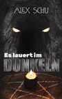 Text: "Es lauert im DUNKELN" und "ALEX SCHU". Dunkle Höhle, weiße Augen, brennende schwarze Kerze auf pentagrammähnlichem Symbol.