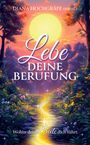 "Lebe deine Berufung. Wohin deine Seele dich führt." Ein glänzender Pfad in einem waldigen Sonnenuntergang.