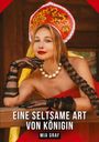 "EINE SELTSAME ART VON KÖNIGIN. MIA GRAF." Eine Frau in traditioneller Kleidung mit Perlenkette und langen schwarzen Handschuhen.