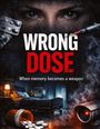 Text: "WRONG DOSE. When memory becomes a weapon." Geheimnisvolle Augen, Spritze, Klinikszene mit Überwachung.