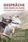 Text: "GESPRÄCHE VON HUND ZU HUND VERSTEHEN UND MEISTERN. FRIEDLICHE BEGEGNUNGEN SIND KEIN ZUFALL. Antonia Conzett Dipl. Tierpsychologin."
Ein Hund springt vor Freude und spielt mit einem anderen Hund.
