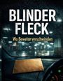 „Blinder Fleck. Wo Beweise verschwinden.“ Brauner Umschlag auf einem Autoarmaturenbrett, regnerische Straße.
