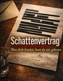"Schattenvertrag. Was dich bindet, hast du nie gelesen." Ein Dokument mit geschwärztem Text auf einem Tisch neben einem Glas.
