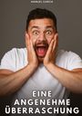 Text: "MANUEL GARCÍA", "EINE ANGENEHME ÜBERRASCHUNG". 

Ein Mann hält überrascht seine Hände an seinem Gesicht.