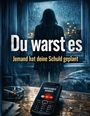 "Du warst es. Jemand hat deine Schuld geplant." Ein Handy zeigt "Unbekannte Nummer" an, Regen am Fenster im Hintergrund.