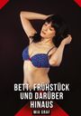 „BETT, FRÜHSTÜCK UND DARÜBER HINAUS“, „MIA GRAF“. Frau in blauem Bikini mit weißen Sternen, grelles Licht.