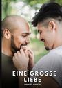 Text: EINE GROSSE LIEBE, MANUEL GARCÍA. Zwei lächelnde Männer stehen sich nahe im Freien gegenüber.