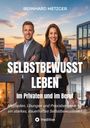 Text: "SELBSTBEWUSST LEBEN. Im Privaten und im Beruf." Mann und Frau in Businesskleidung vor einer Stadtlandschaft.
